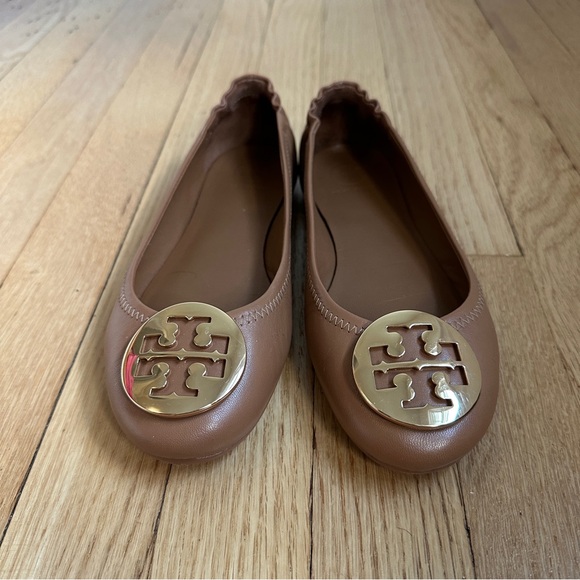 TORY BURCH MINNIE TRAVEL BALLET FLATS WITH METAL LOGO IN ROYAL TAN AND GOLD - Picture 1 of 9